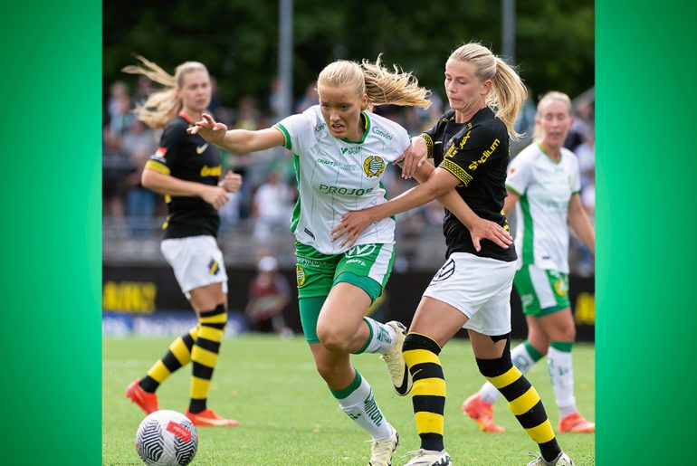 Omslag Supportrarnas Matchprogram Hammarby-AIK 5 juli 2024. Smilla Holmberg i duell med AIK-spelare.