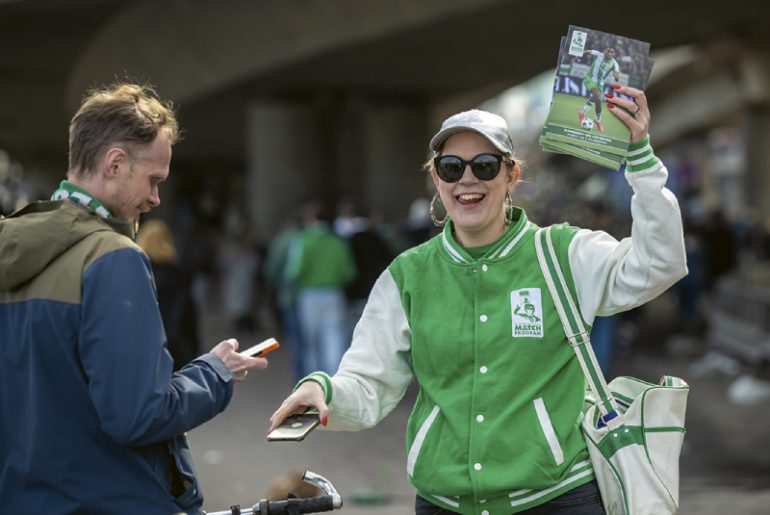 Matchprogrammets säljare Sarah inför en match.