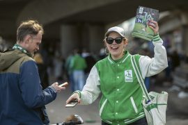 Matchprogrammets säljare Sarah inför en match.